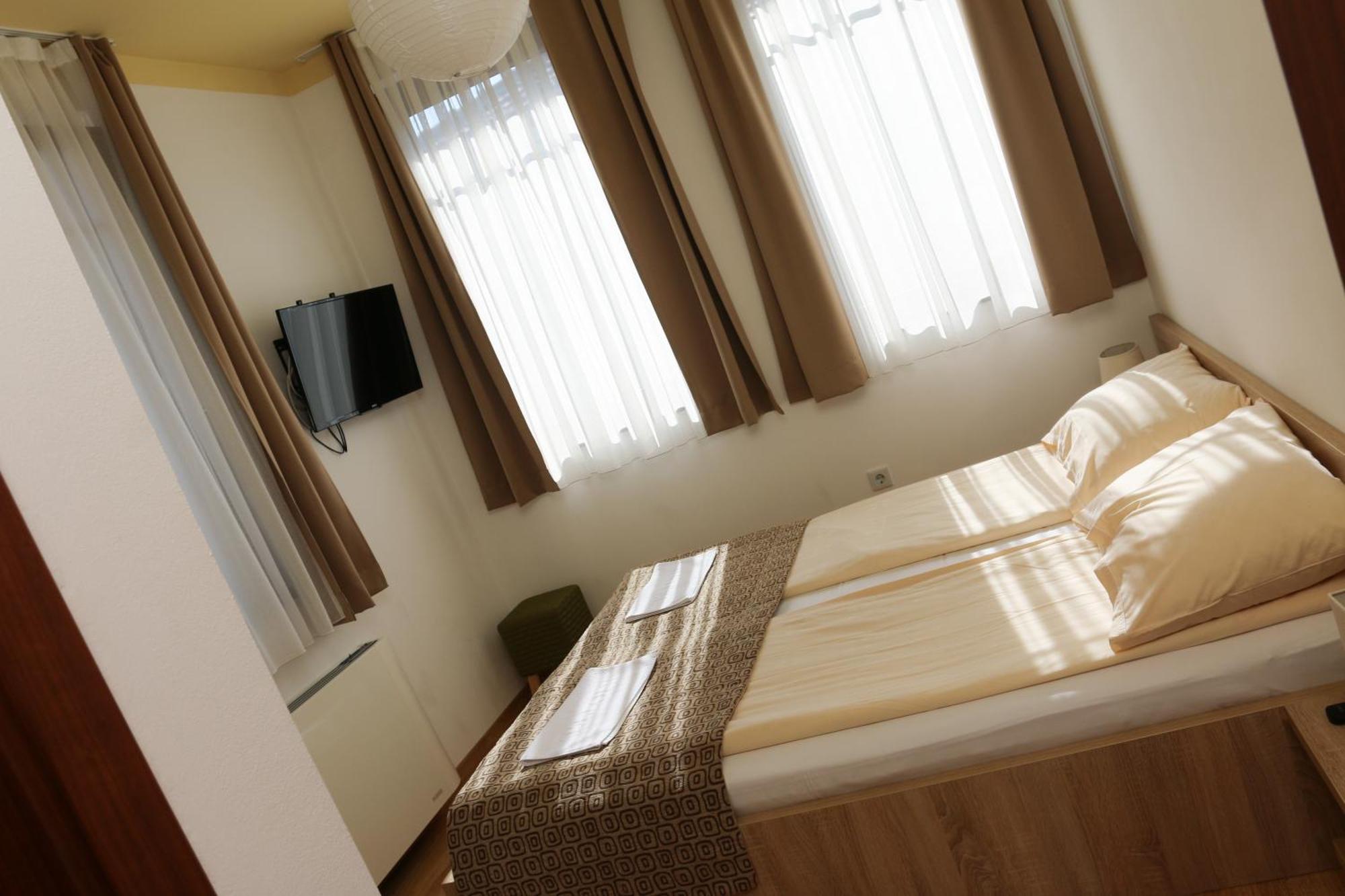 Hotel Logavina 8 Garage Parking Σαράγεβο Εξωτερικό φωτογραφία